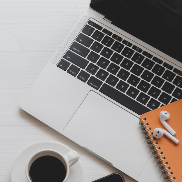 Bild mit Laptop Kaffeetasse und Block Starte dein Online Business